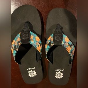 Yellow Box Kazen Floral Flip Flop size 9